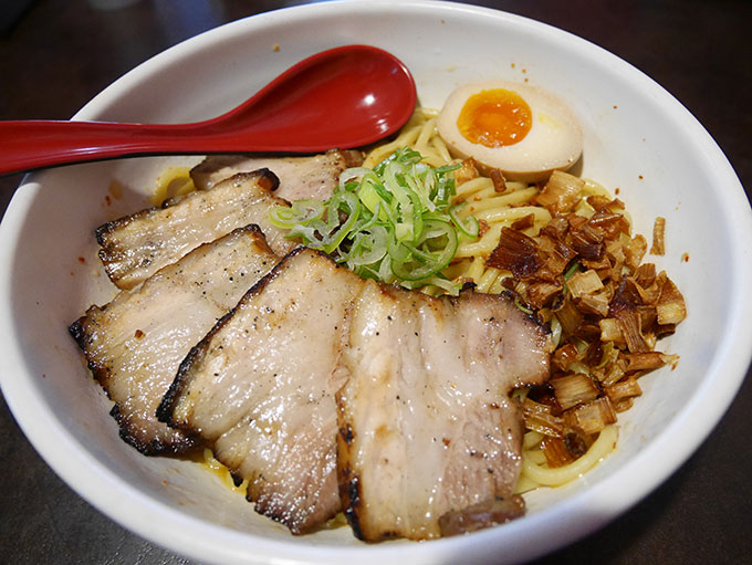 チャーシューたっぷりの汁なし麺