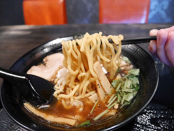 箸で持ち上げた太麺