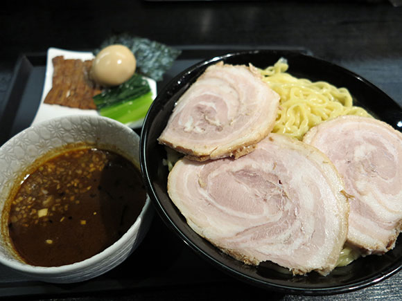 チャーシューがのった麺と汁と具