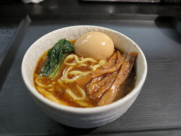 つけ汁に盛り付けた麺と具