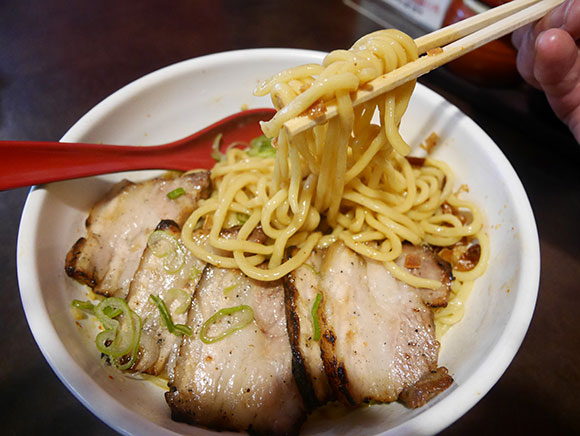 箸で持ち上げたもちもち麺