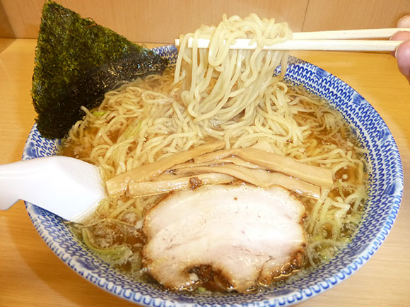 箸で持ち上げた大盛りの麺