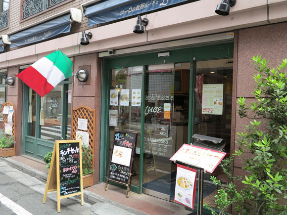 イタリアの国旗がある入口