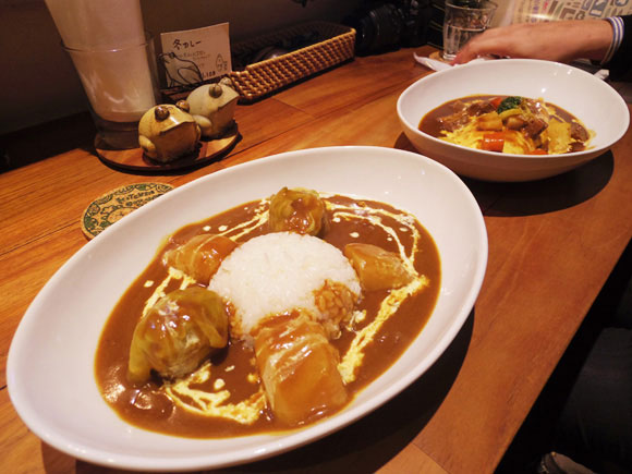 テーブルに並ぶカレーとオムライス