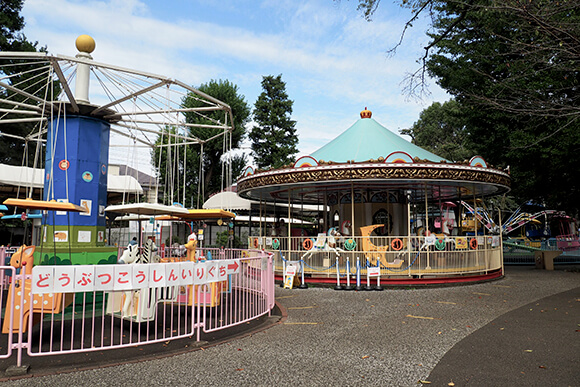 可愛い遊具が並ぶ遊園地