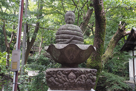 石の台座に鎮座する宇賀神様