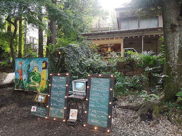 木々や草花に隠れた建物