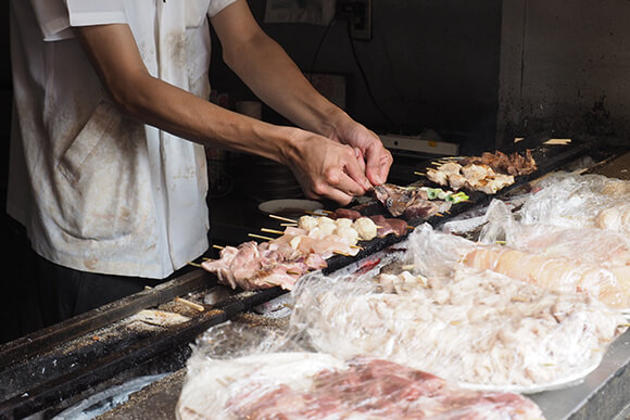 沢山の串を焼く職人さん