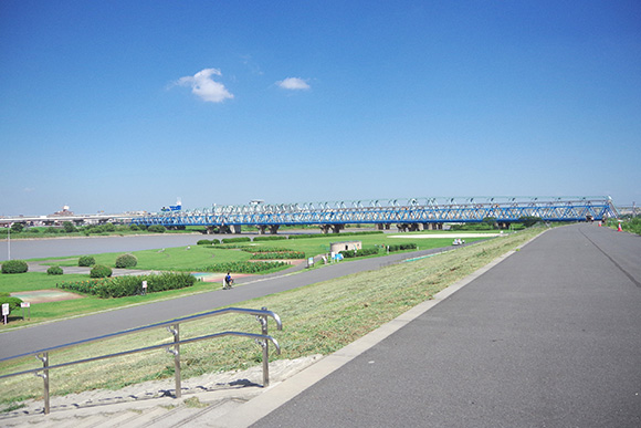 青空と土手沿いの道