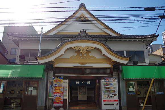 立派な破風飾りのある建物