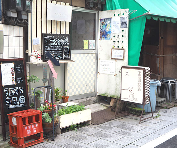 猫の看板がある民家のような建物