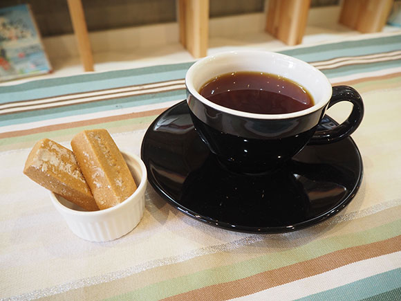 ホットコーヒーとお菓子