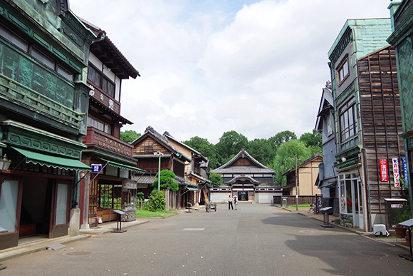 古い建造物が並ぶ通り