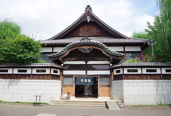 瓦屋根の銭湯