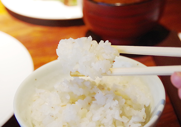 お茶碗に入った麦めし