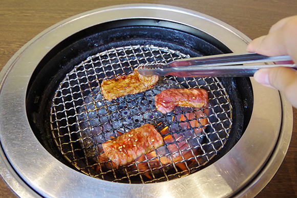 網の上で焼かれた肉