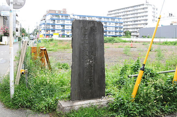 街中に佇む電車の開通記念碑