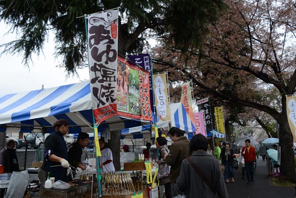 賑やかな飲食店の屋台