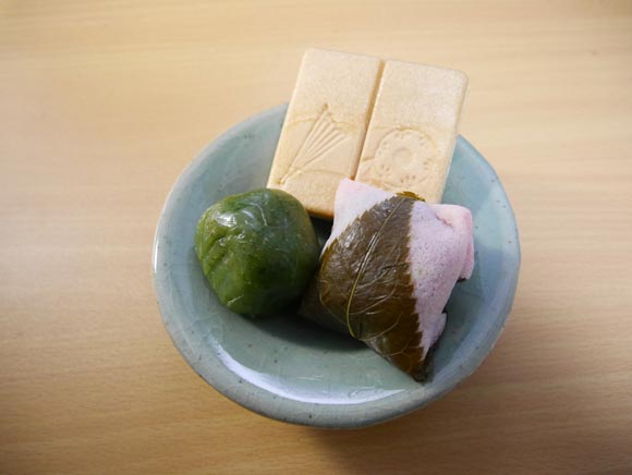 皿に盛られた和菓子