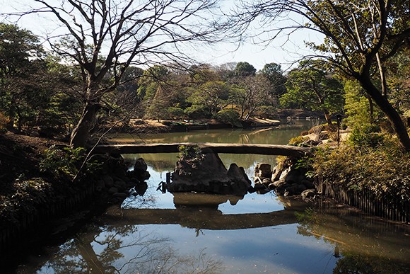 岩の上に岩が組み合わさった橋