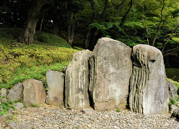 大きな迫力のある屏風岩