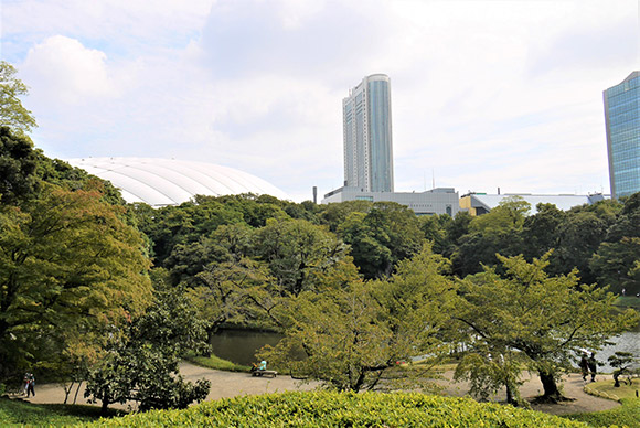 東京ドームや高層ビル群も望む