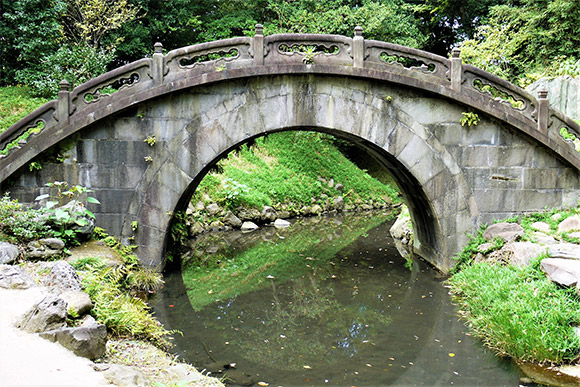 水に映った姿が美しい円月橋