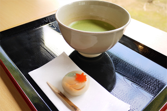 抹茶とお茶菓子のセット