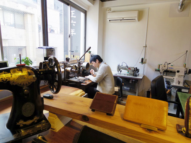 工房で革製品を作る男性