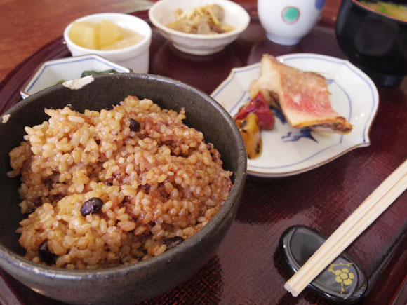 玄米と焼き魚の定食