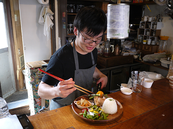 プレートを盛り付ける吉田さん