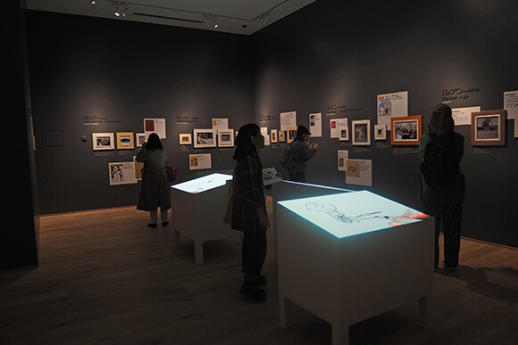 黒い壁に展示がある暗めの部屋