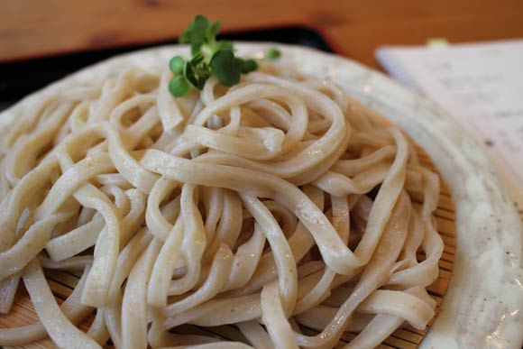 皿に盛られた麺