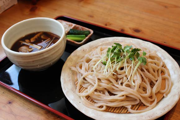 皿に盛られた麺と茶色いつけだれ