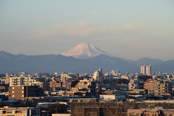 山脈の向こうに見える富士山