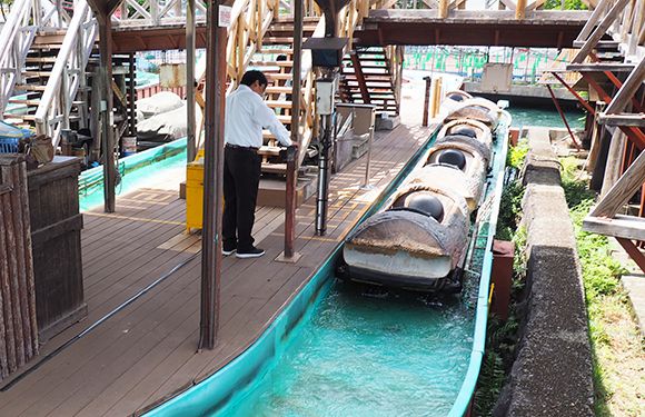 水路を流れてくる丸太型のボート