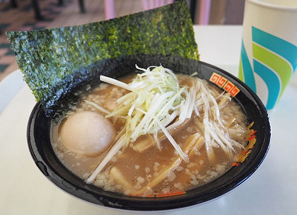 海苔や卵が乗ったラーメン