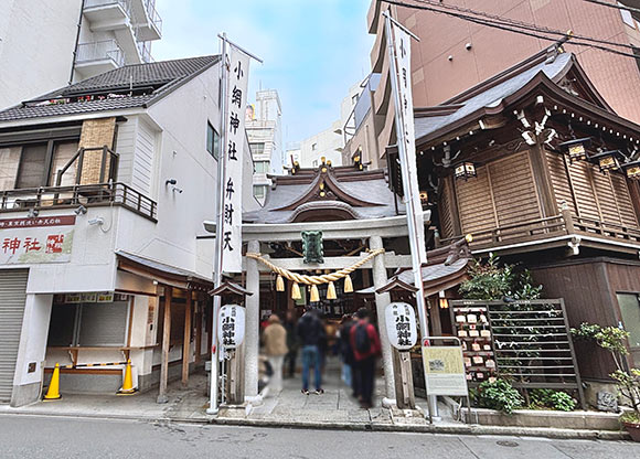 街中にある小さな神社