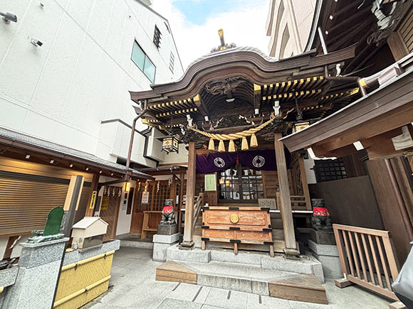 お賽銭箱がある御本殿