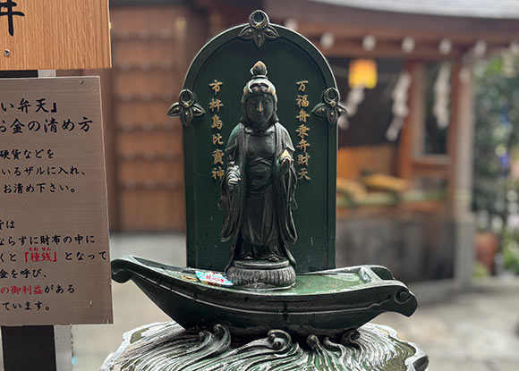 舟に乗った弁天様の像