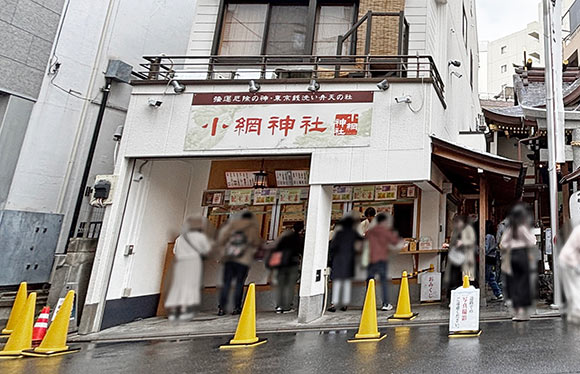 人で賑わう社務所