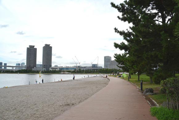 お台場海浜公園の砂浜沿いの道