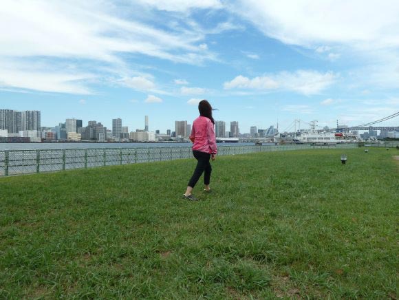 芝生の上でストレッチをする女性