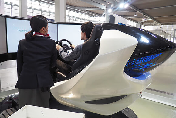 未来的なデザインの運転席