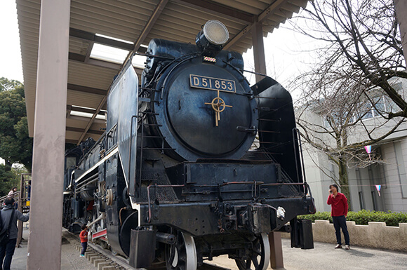 黒く大きな蒸気機関車