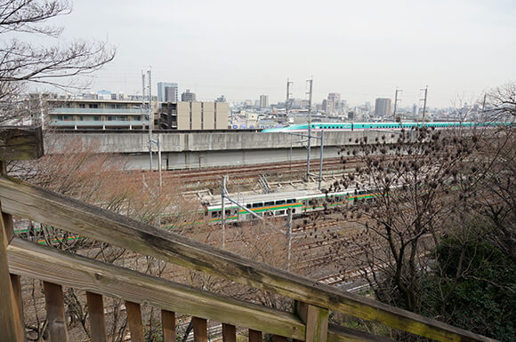 公園の側を走る電車と新幹線