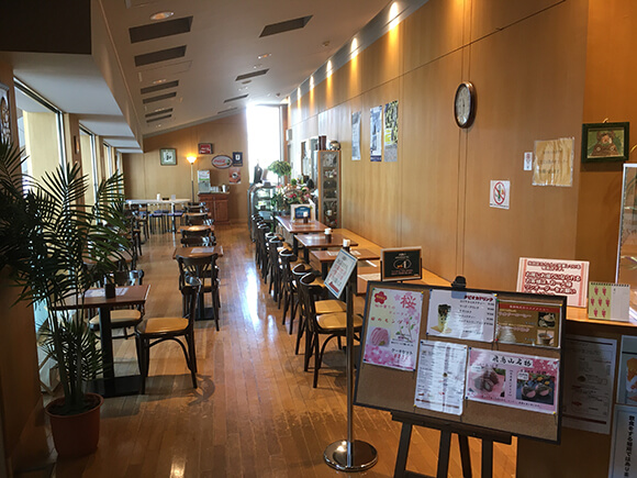 落ち着いた照明のカフェ店内