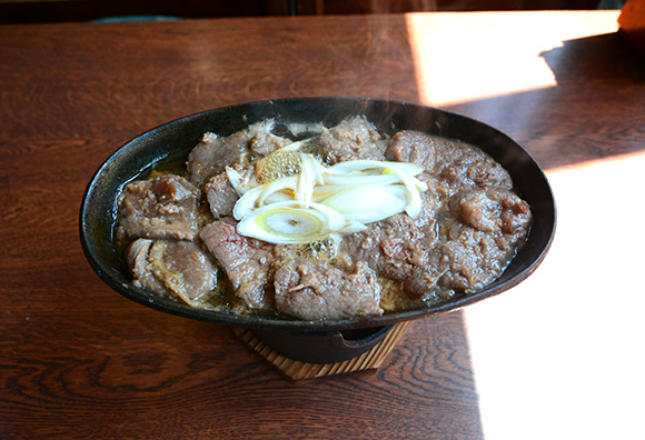 鉄鍋に乗った鹿肉