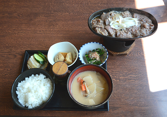 小鉢などがついた鹿肉定食