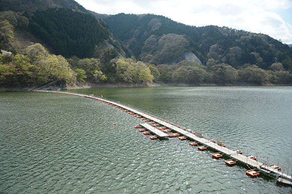 湖に浮かぶ橋